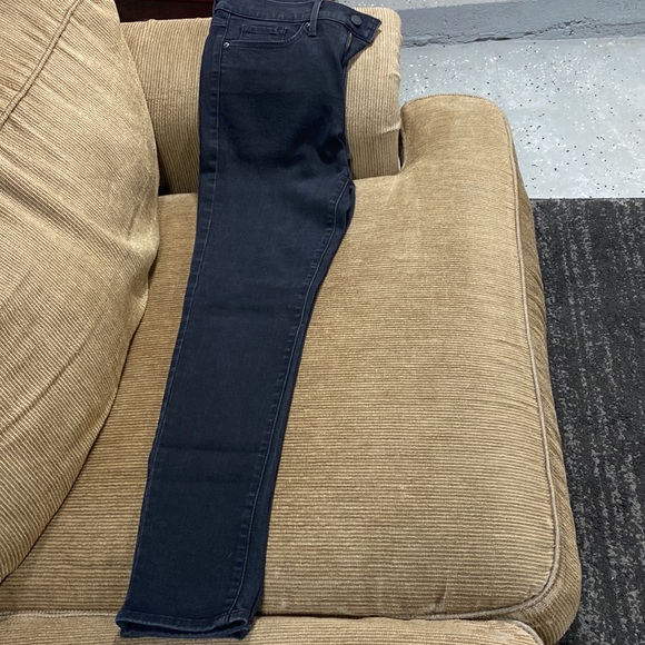 Levi’s women pants is in excellent condition size 27 stretch - Picture 3 of 6